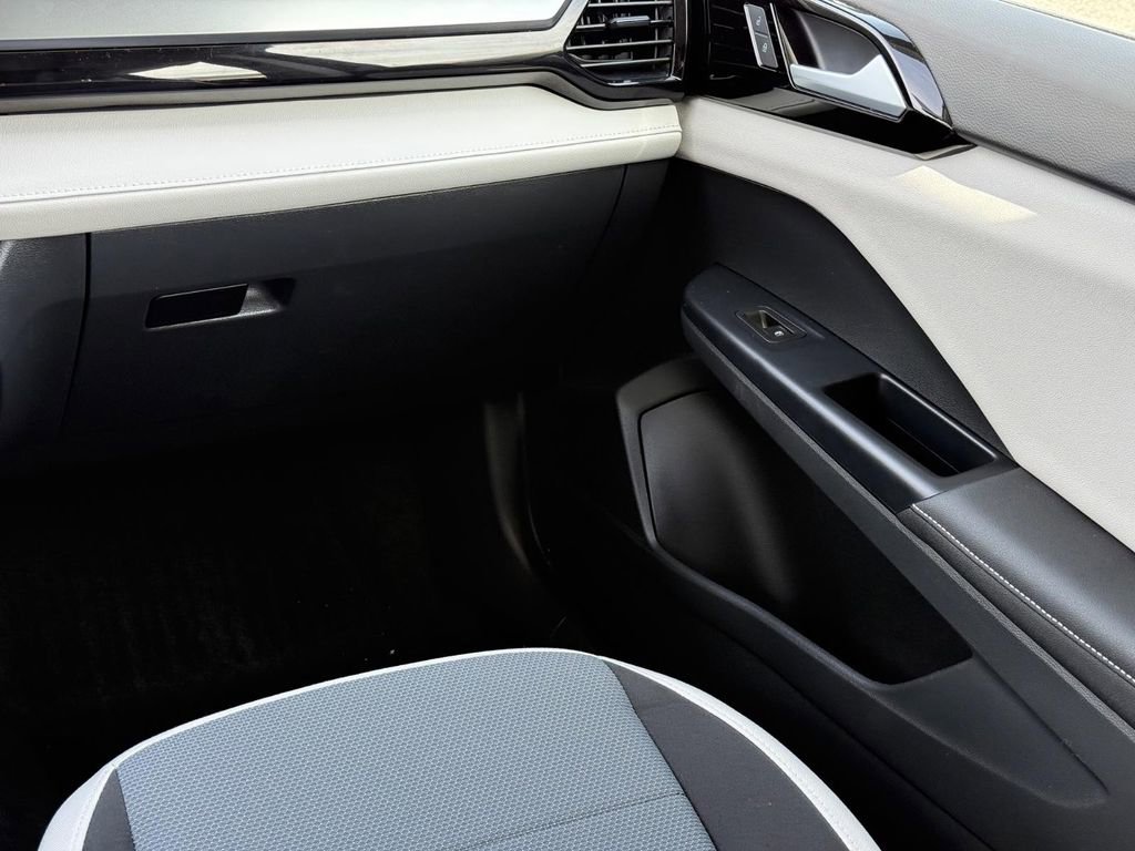 Certified 2025 Volkswagen Taos S image 15