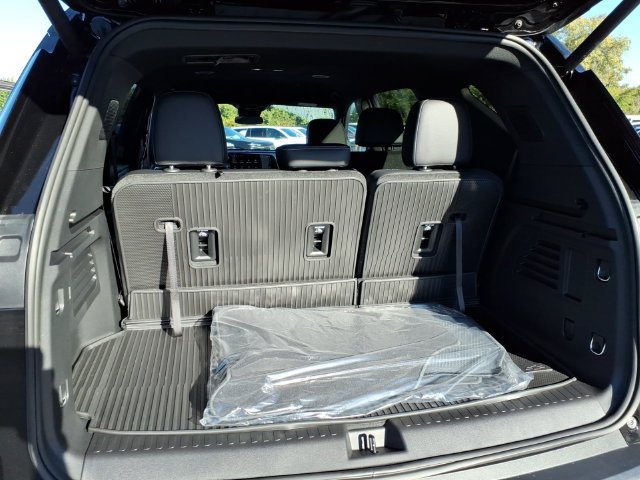New 2027 Chevrolet Traverse LT w/ LPO, Floor Liner Package FWD image 11