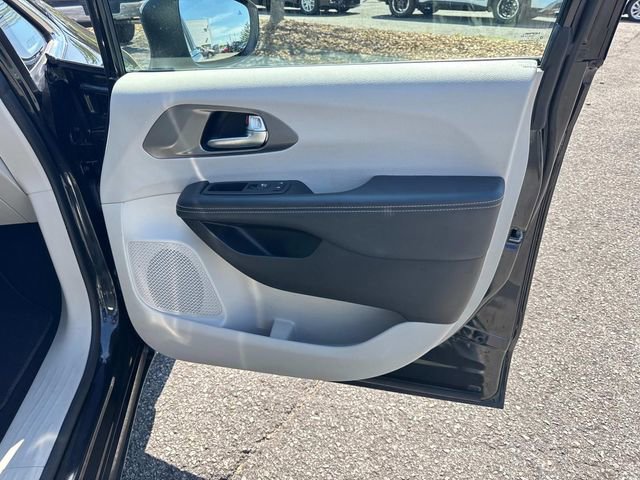 Used 2023 Chrysler Pacifica Touring-L FWD image 23