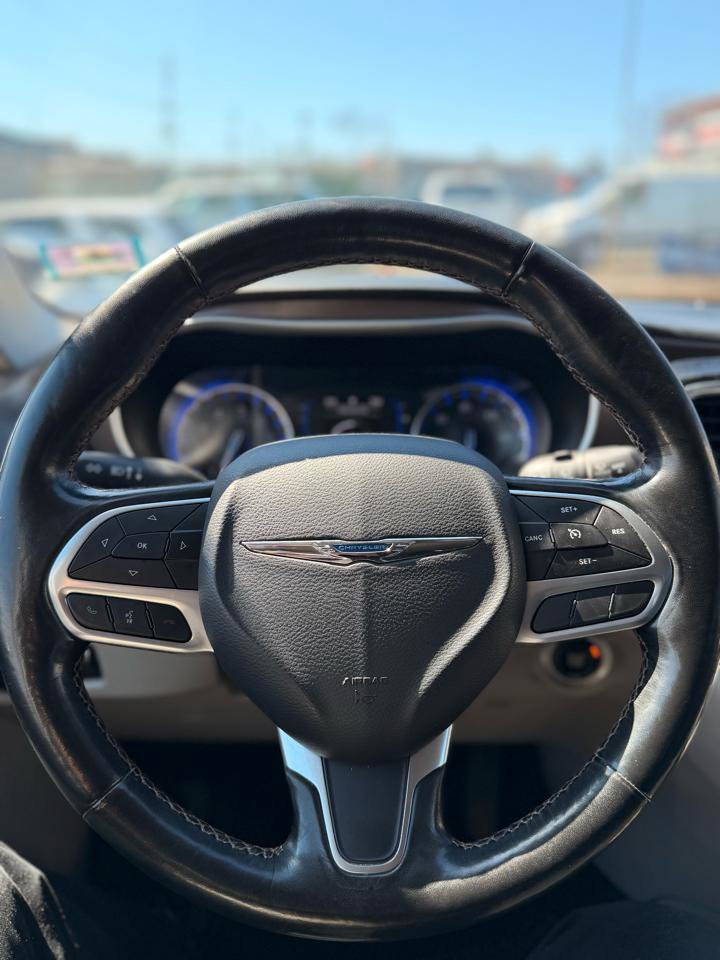 Used 2019 Chrysler Pacifica Touring-L image 9