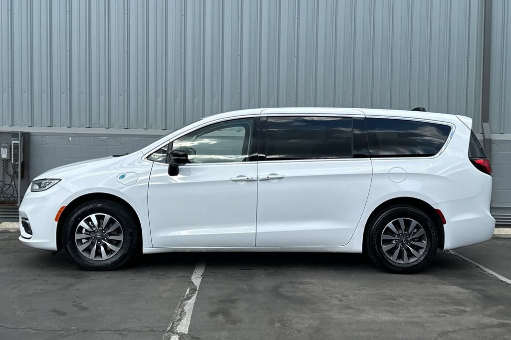 Used 2024 Chrysler Pacifica Limited FWD image 7