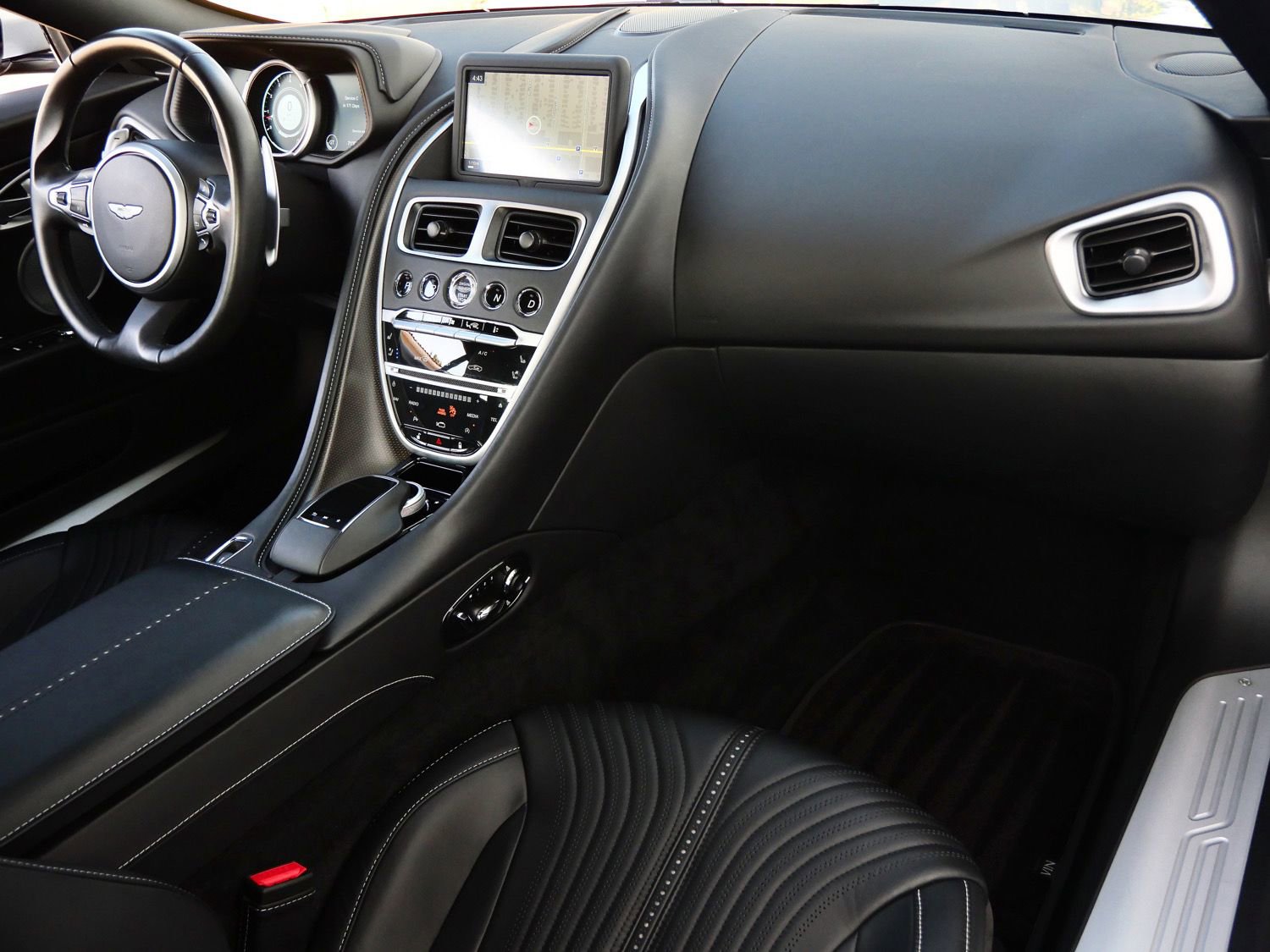 Used 2018 Aston Martin DB11 V12 image 24