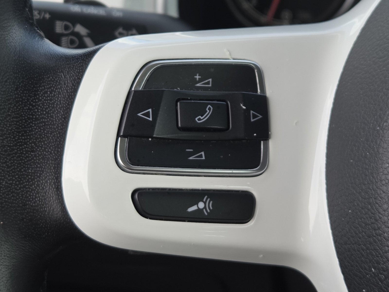 Used 2019 Volkswagen Beetle 2.0T SE FWD image 28