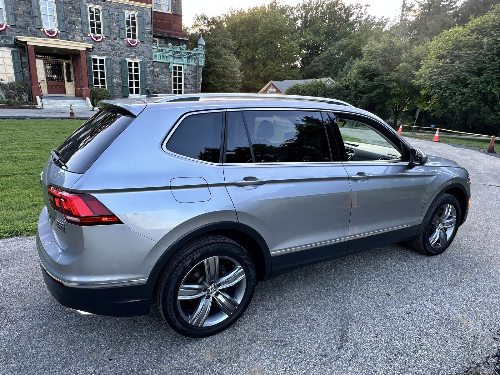 Used 2020 Volkswagen Tiguan SEL AWD/4WD image 11
