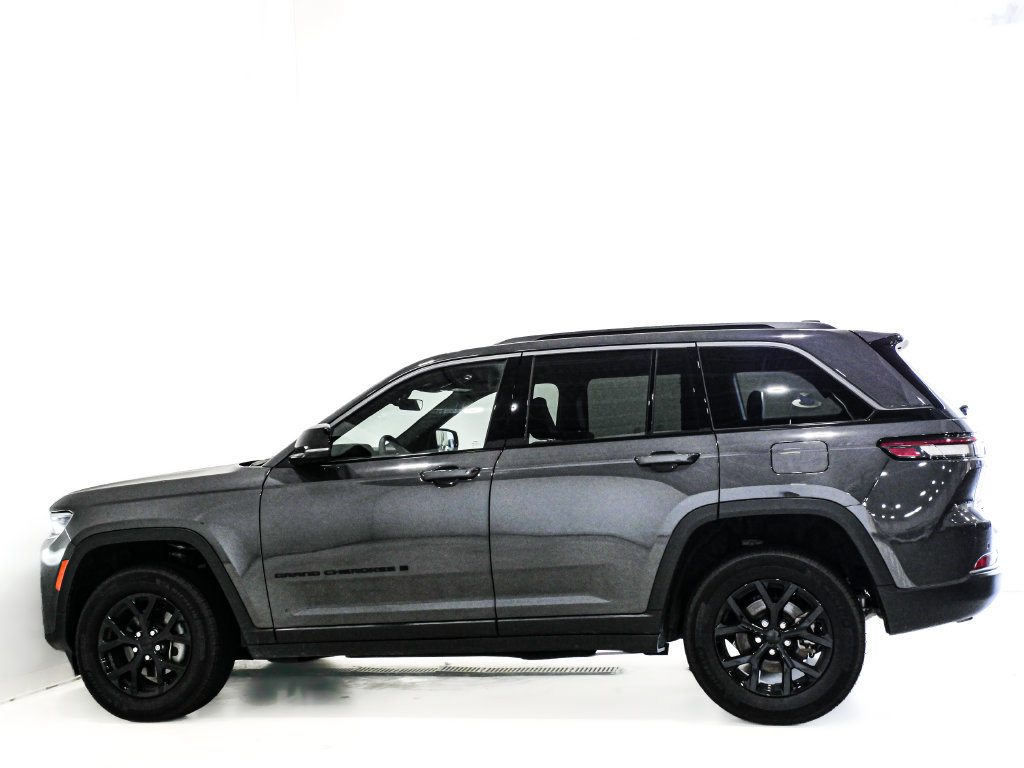 Used 2026 Jeep Grand Cherokee Altitude AWD/4WD image 6