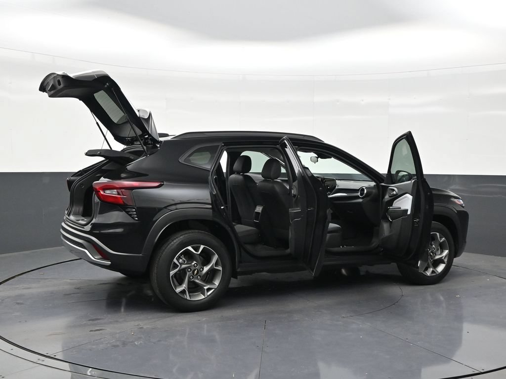 Used 2025 Chevrolet Trax LT w/ Driver Confidence Package FWD image 28