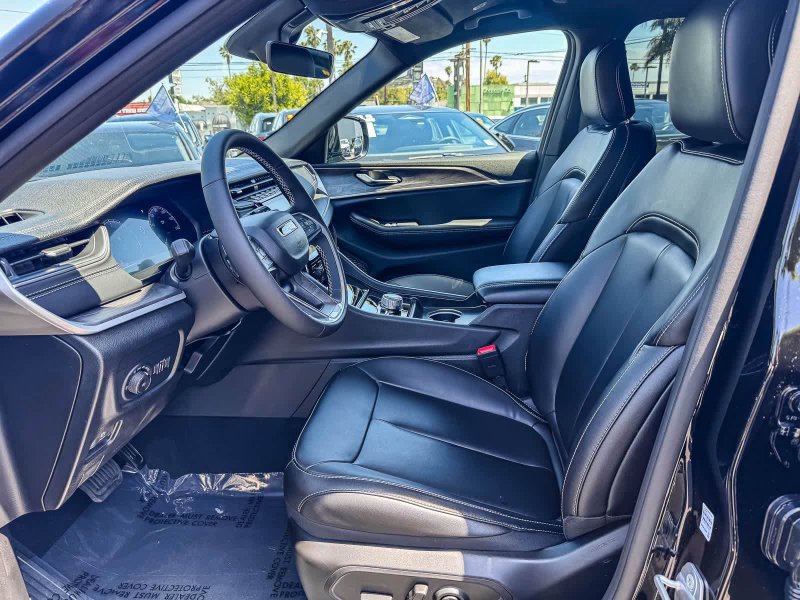 Used 2025 Jeep Grand Cherokee L Limited w/ Black Appearance Package AWD/4WD image 14