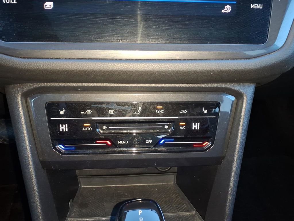 Used 2022 Volkswagen Tiguan SE w/ Panoramic Sunroof Package image 19