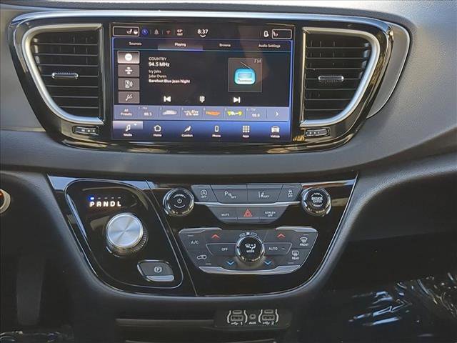 Used 2025 Chrysler Pacifica Select image 14