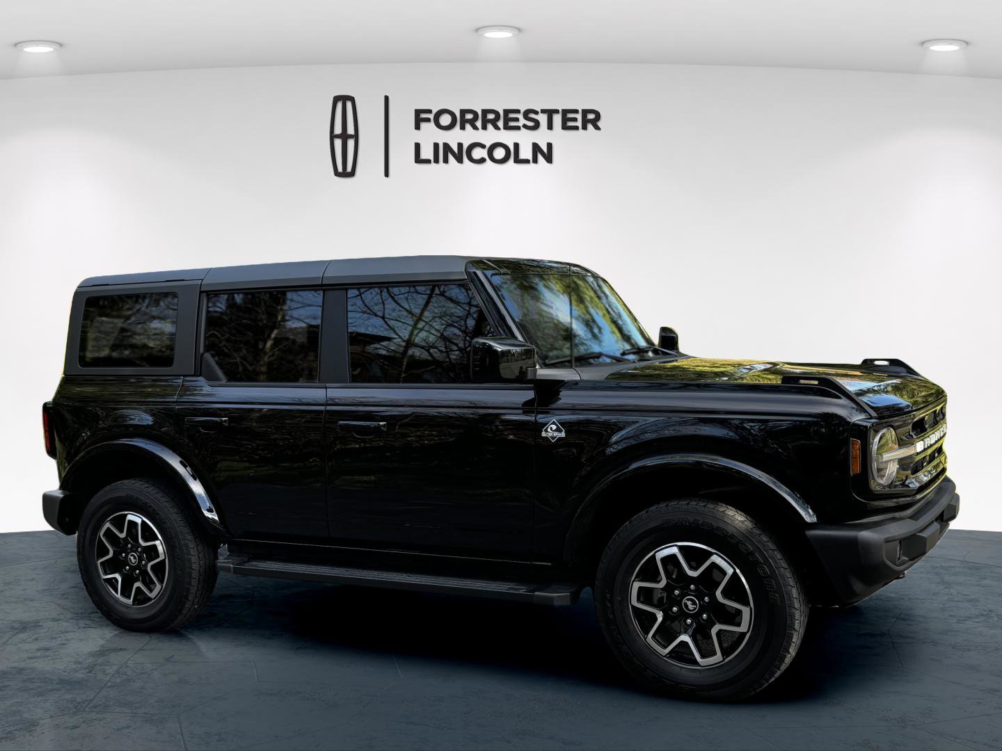 Used 2023 Ford Bronco Outer Banks image 2