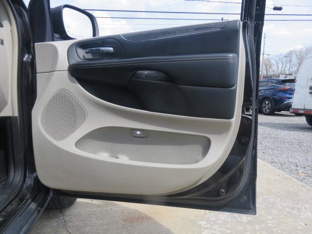 Used 2015 Chrysler Town & Country Touring w/ Driver Convenience Group FWD image 21