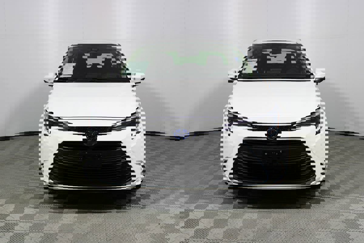 Used 2025 Toyota Corolla LE image 2