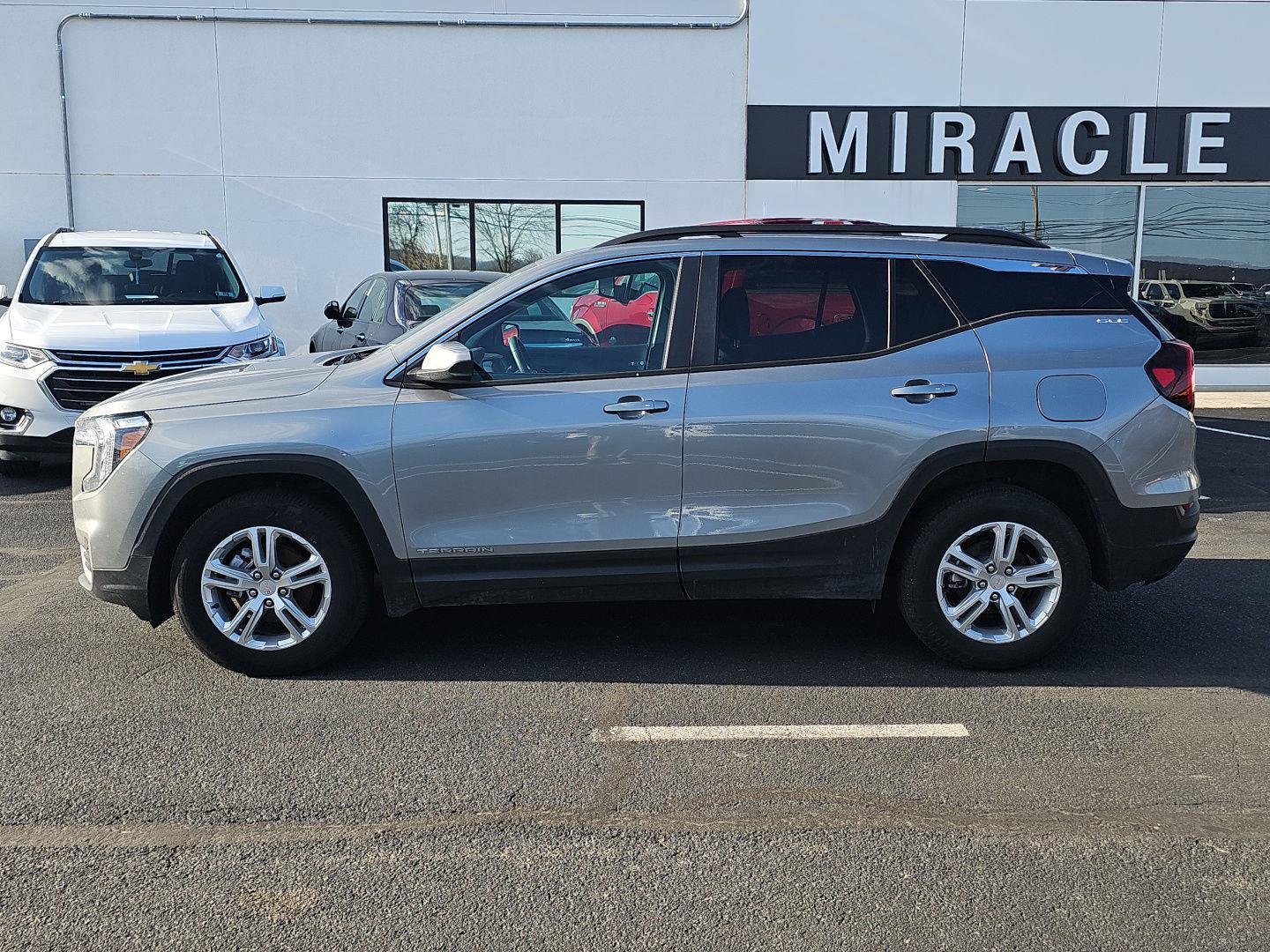 Certified 2023 GMC Terrain SLE w/ Driver Convenience Package AWD/4WD image 3