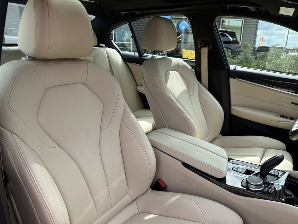 Used 2020 BMW 530i w/ M Sport Package RWD image 12