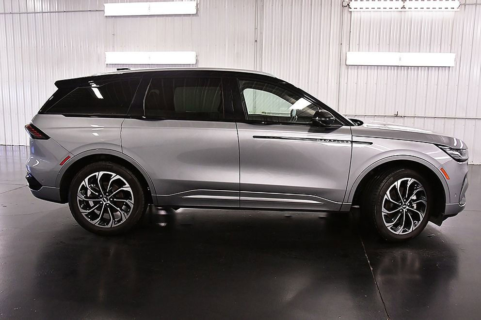 Used 2024 Lincoln Nautilus Reserve w/ Equipment Group 203A AWD/4WD image 8