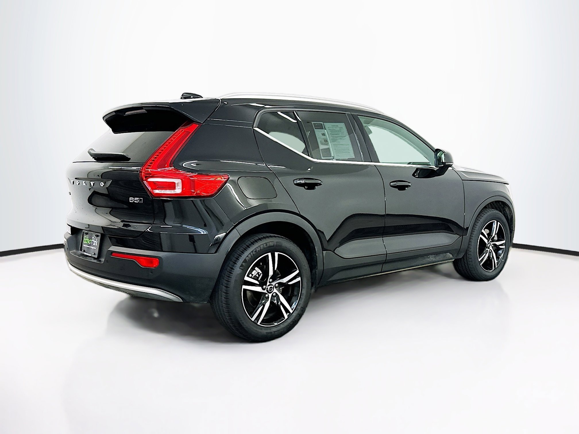 Used 2025 Volvo XC40 B5 Core image 9