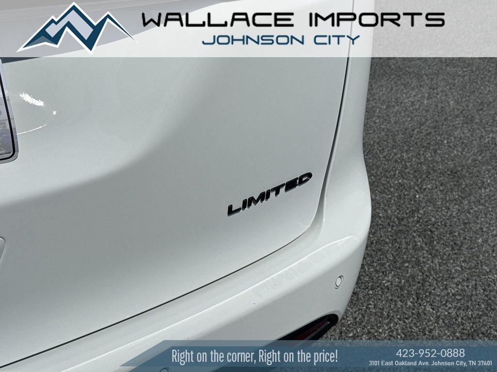 Used 2025 Chrysler Pacifica Limited FWD image 11