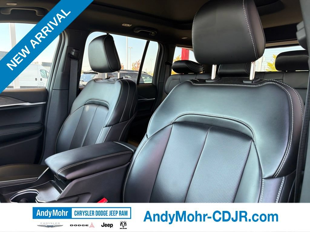 Used 2025 Jeep Grand Cherokee Limited w/ Luxury Tech Group II AWD/4WD image 13