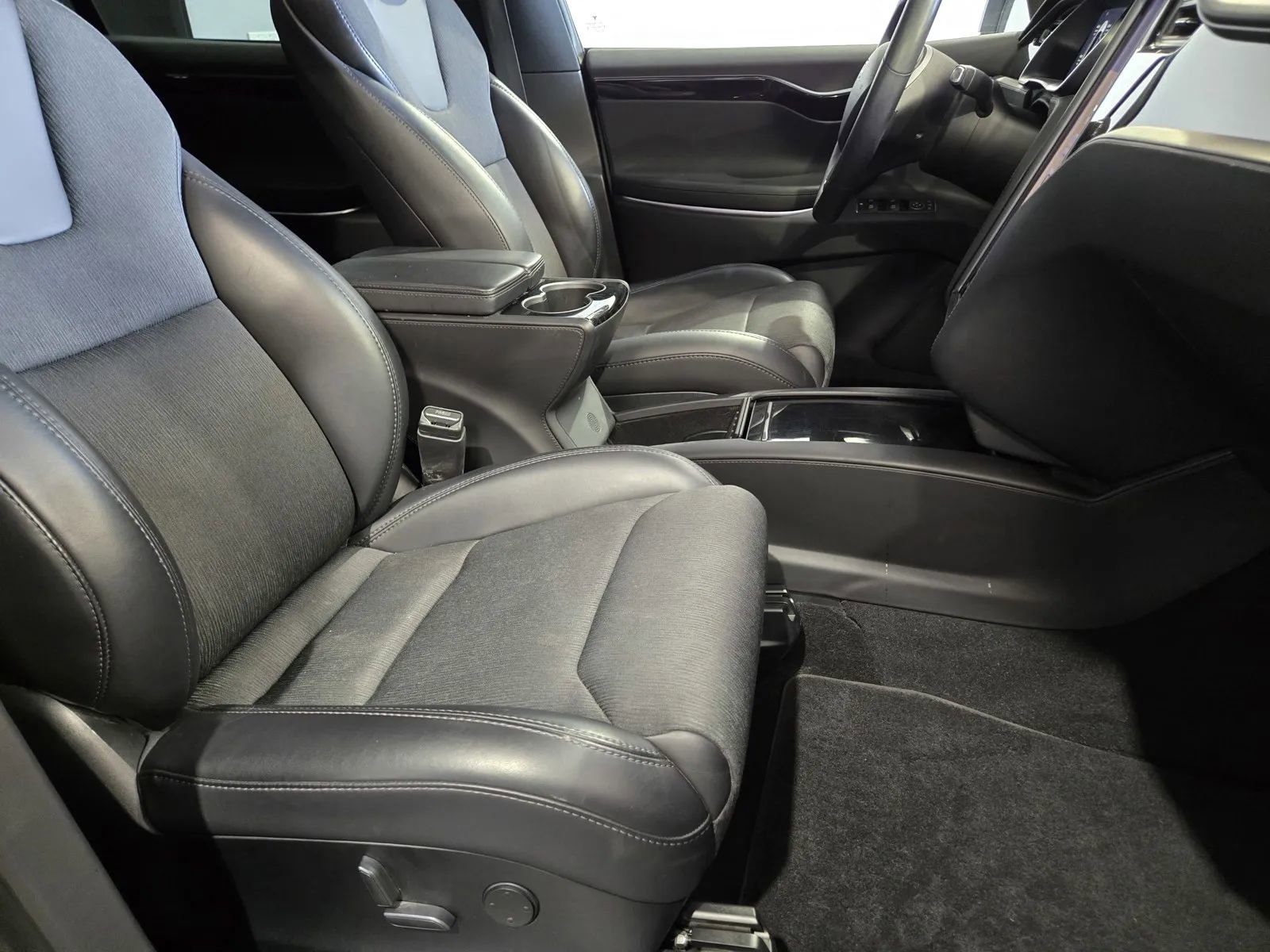 Used 2018 Tesla Model X image 7