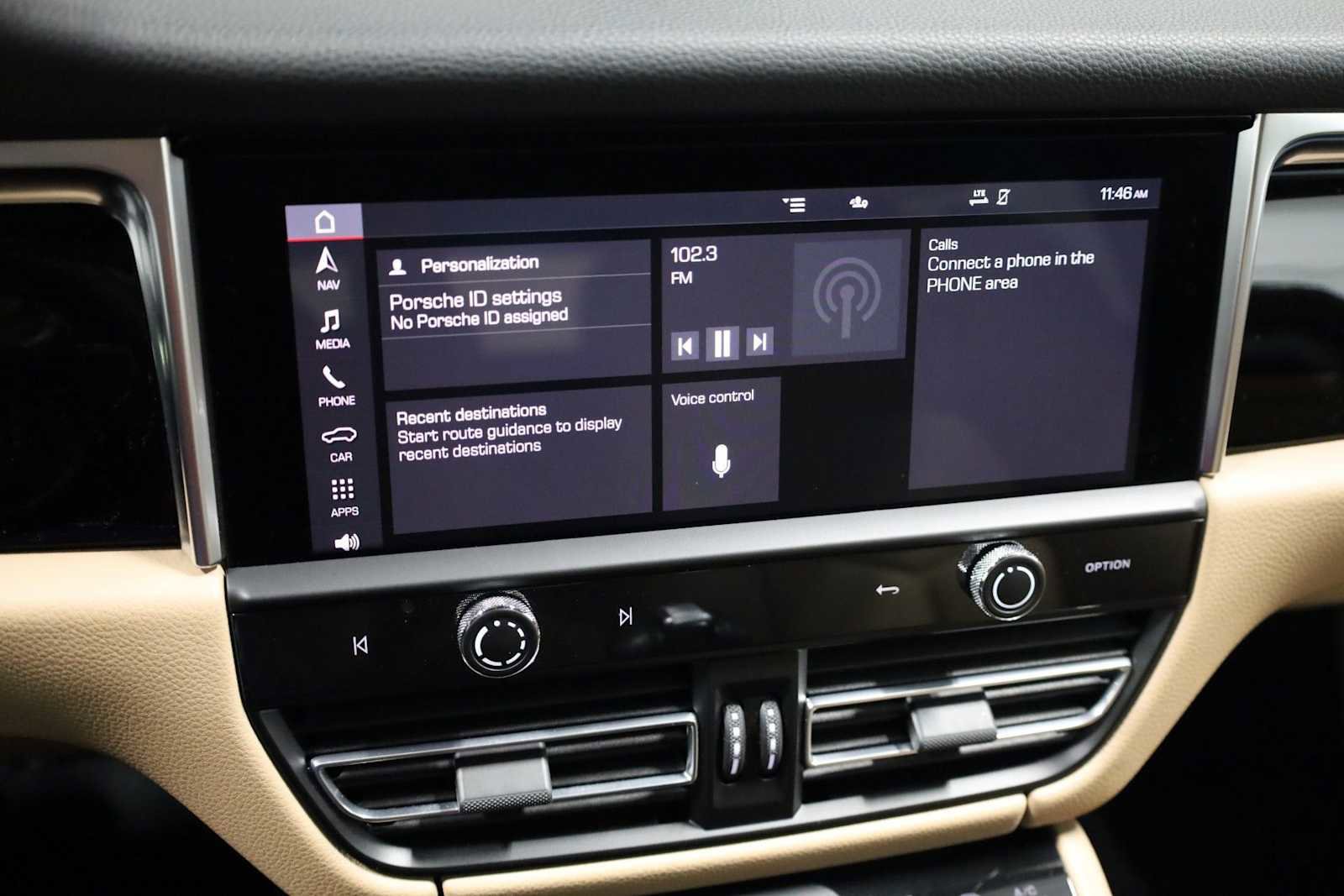 Certified 2024 Porsche Macan AWD/4WD image 32