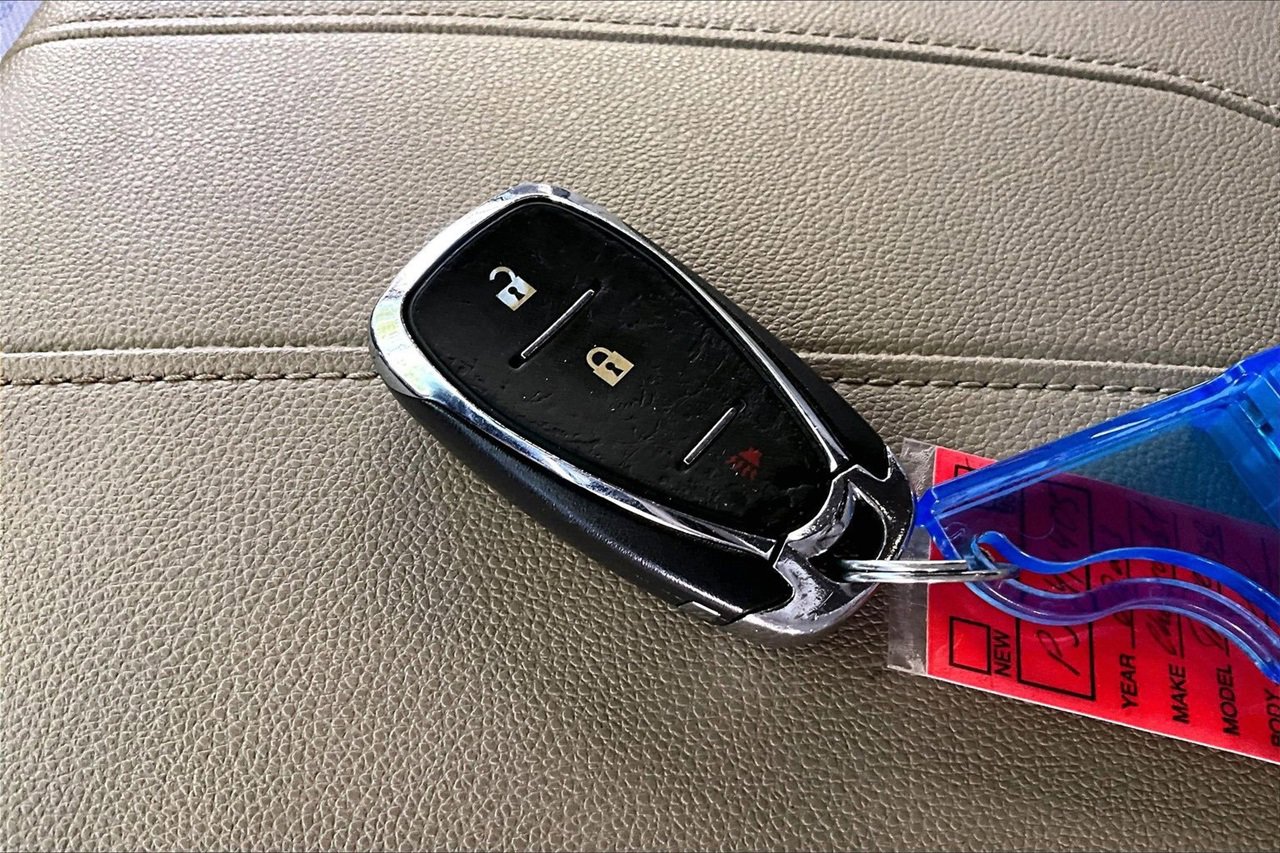 Used 2023 Chevrolet Traverse LS image 32