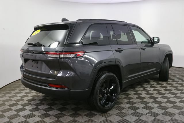 Used 2023 Jeep Grand Cherokee Altitude AWD/4WD image 13