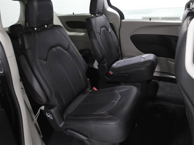 Used 2019 Chrysler Pacifica Touring-L w/ Advanced Safetytec Group image 20