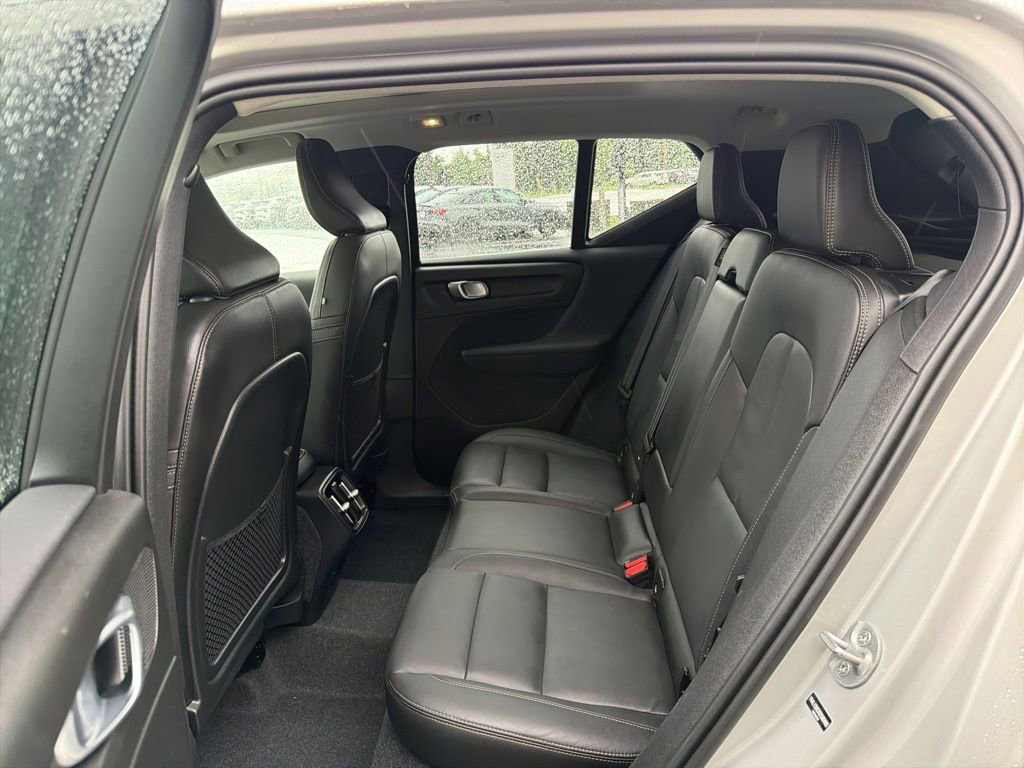 Used 2025 Volvo XC40 B5 Plus AWD/4WD image 4