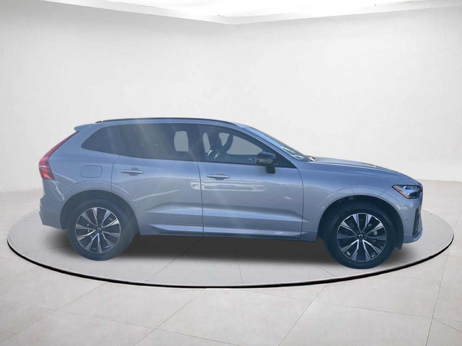 Used 2025 Volvo XC60 B5 Plus image 6