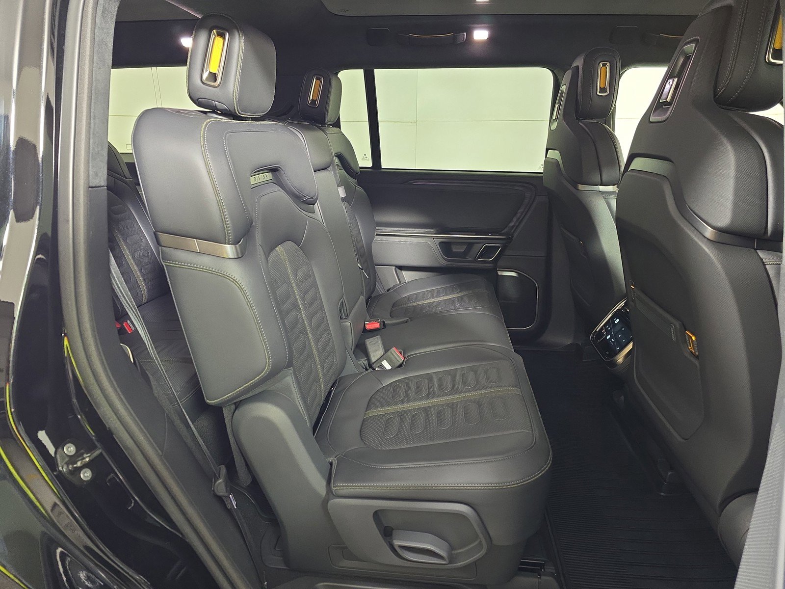 Used 2022 Rivian R1S Launch Edition image 23