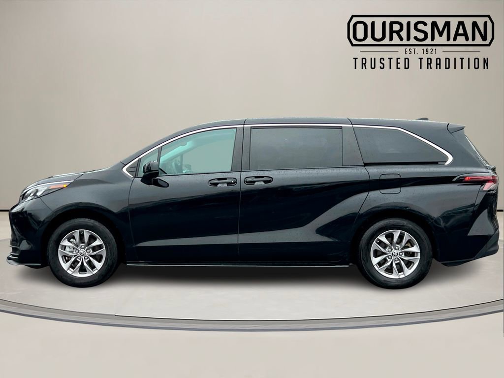 Used 2024 Toyota Sienna LE image 3