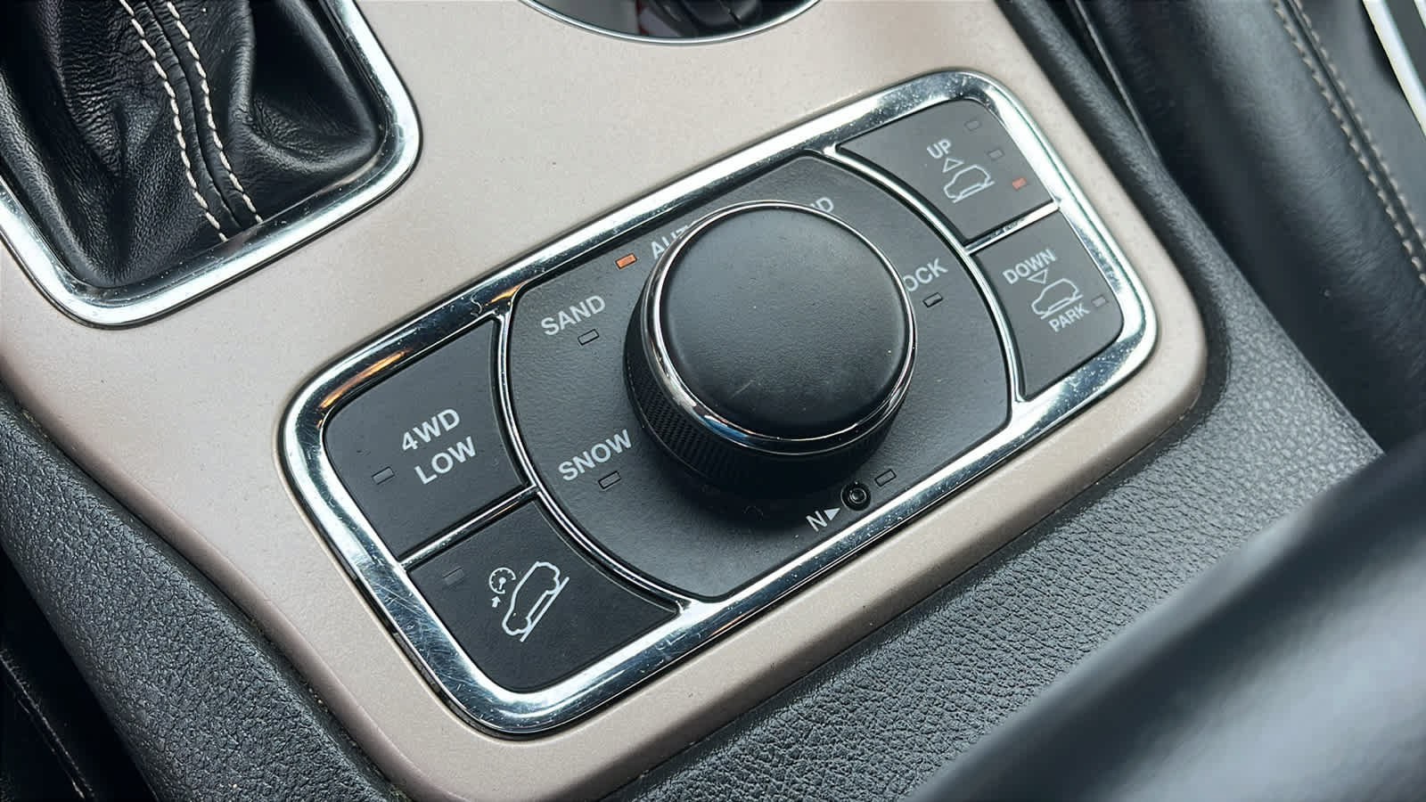 Used 2017 Jeep Grand Cherokee Overland AWD/4WD image 20