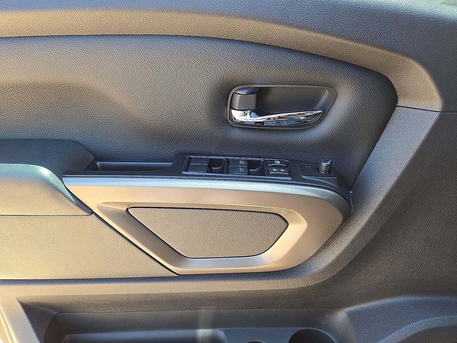 Used 2024 Nissan Titan SV w/ SV Bronze Edition Package RWD image 21