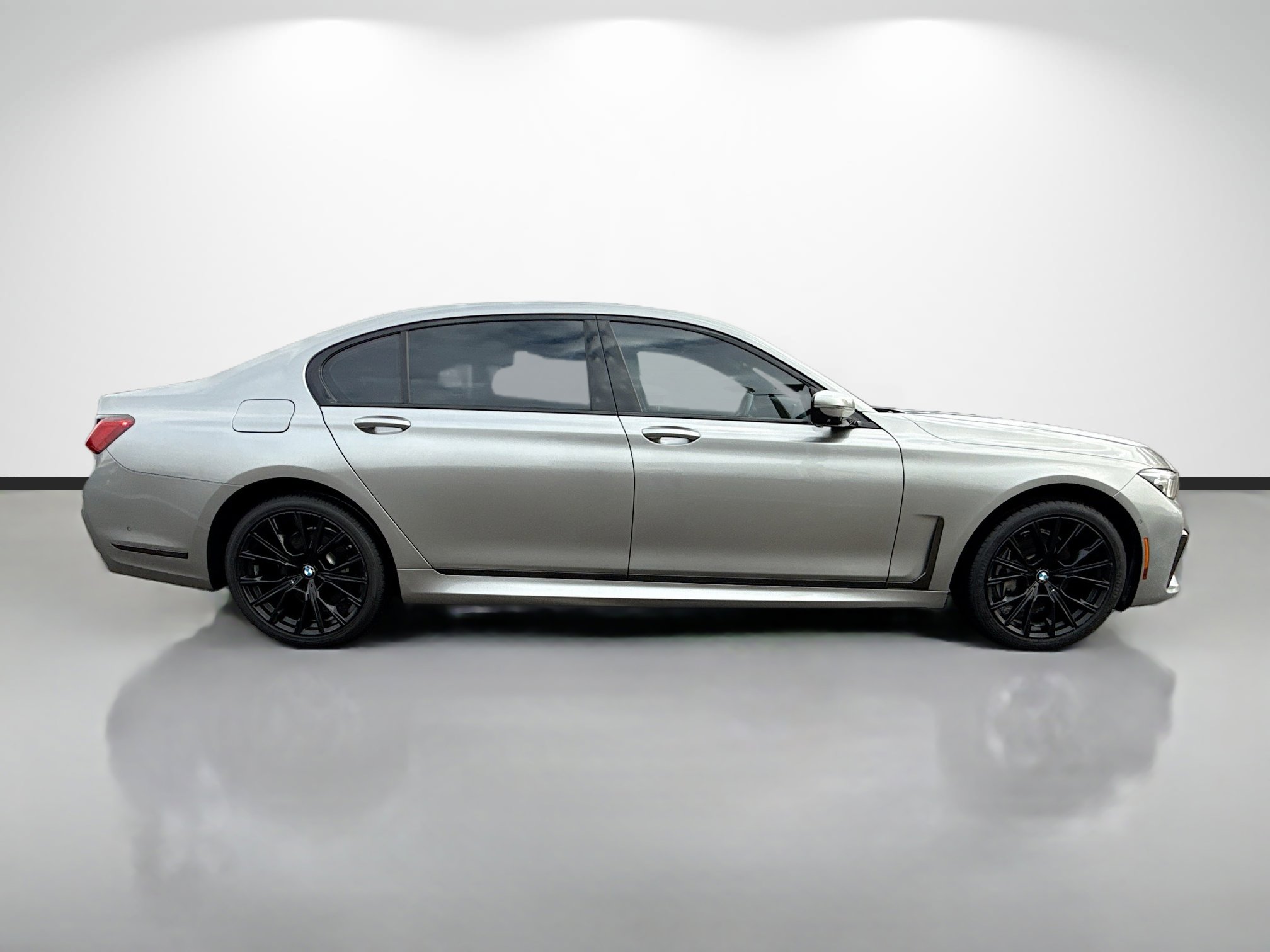 Used 2020 BMW 740i w/ M Sport Package image 2