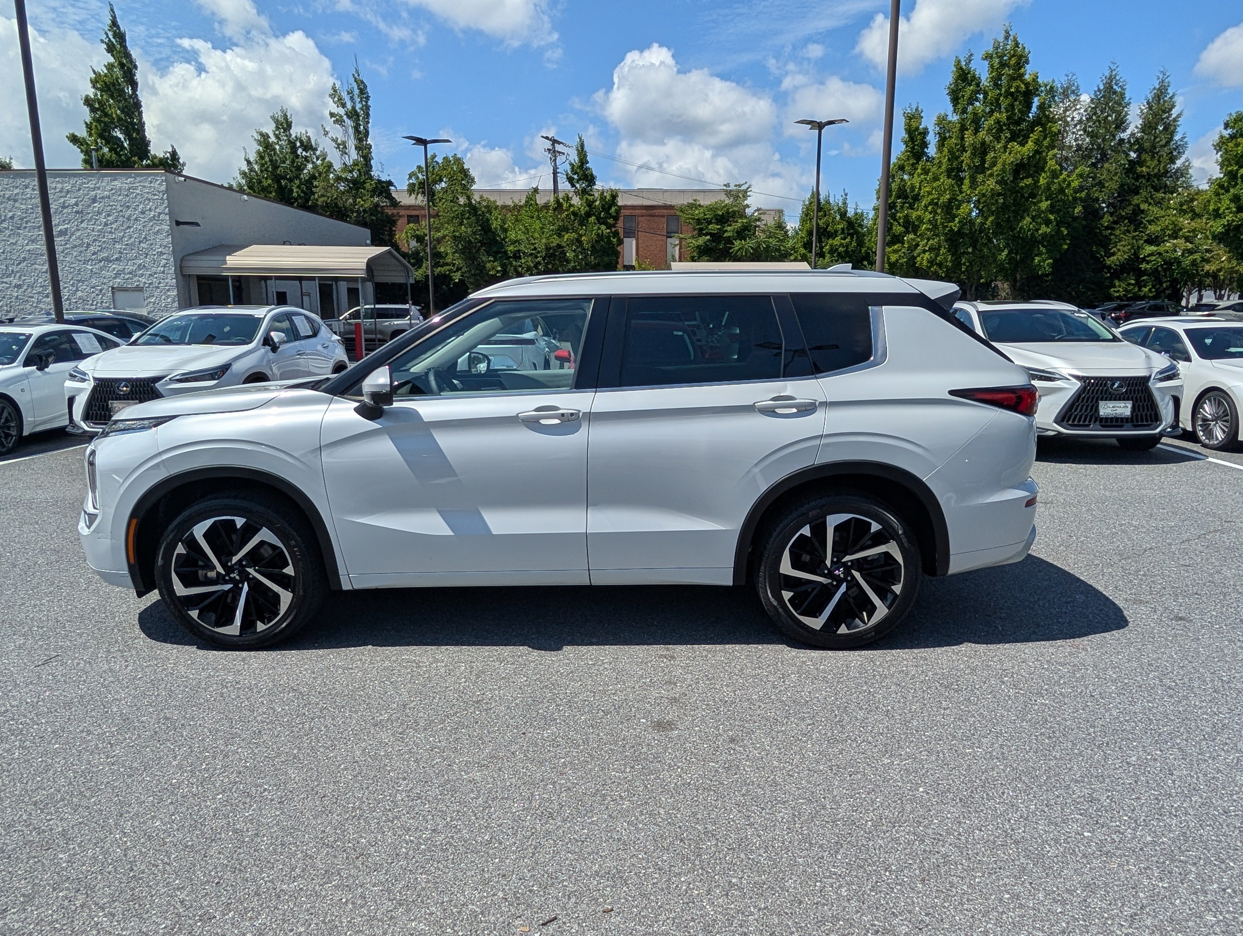 Used 2022 Mitsubishi Outlander SEL FWD image 2