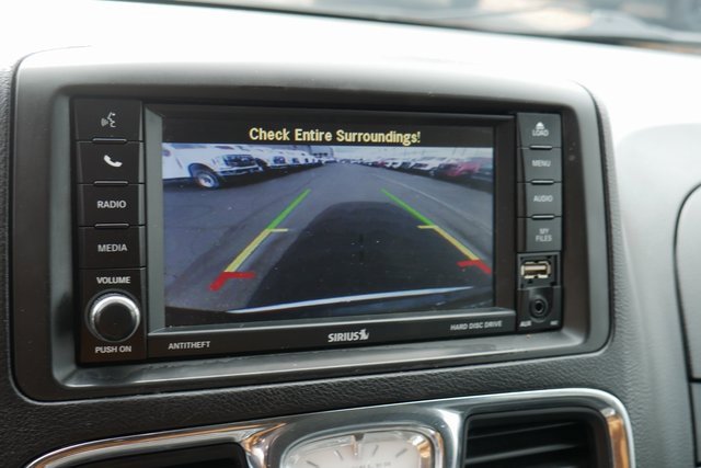 Used 2015 Chrysler Town & Country Touring image 4