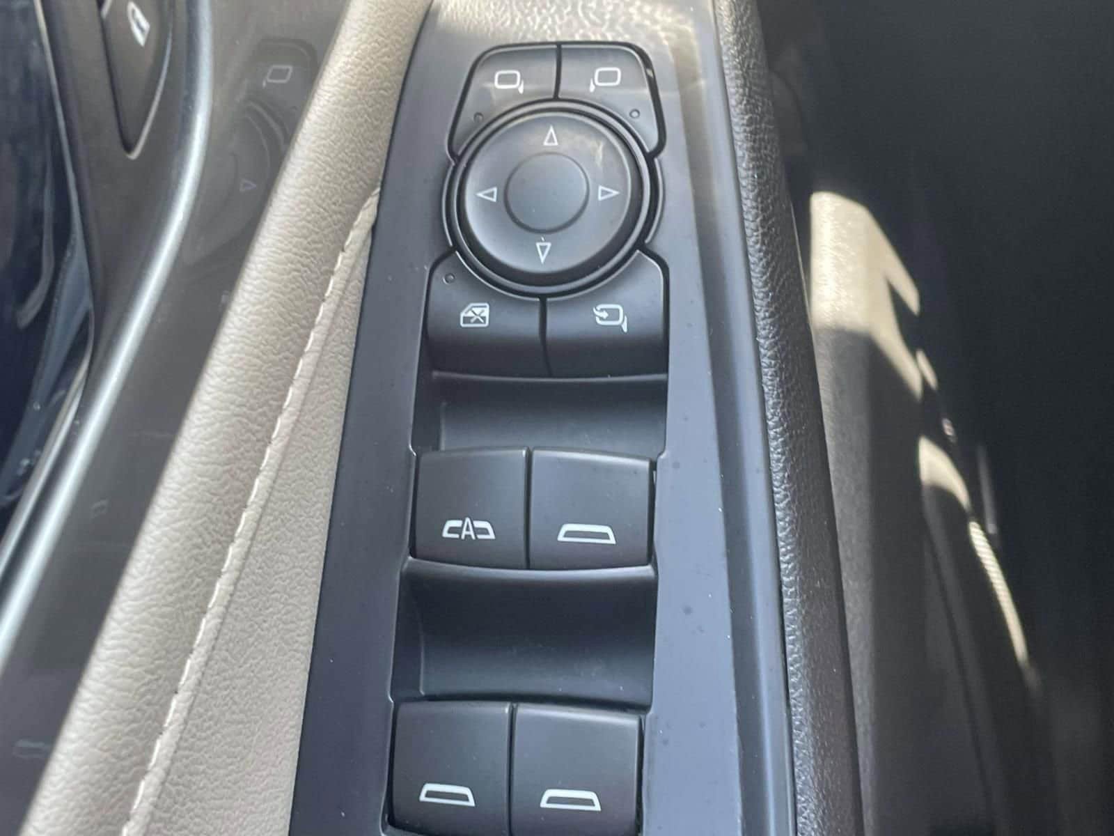 Used 2022 Chevrolet Traverse LT w/ LT Premium Package FWD image 22