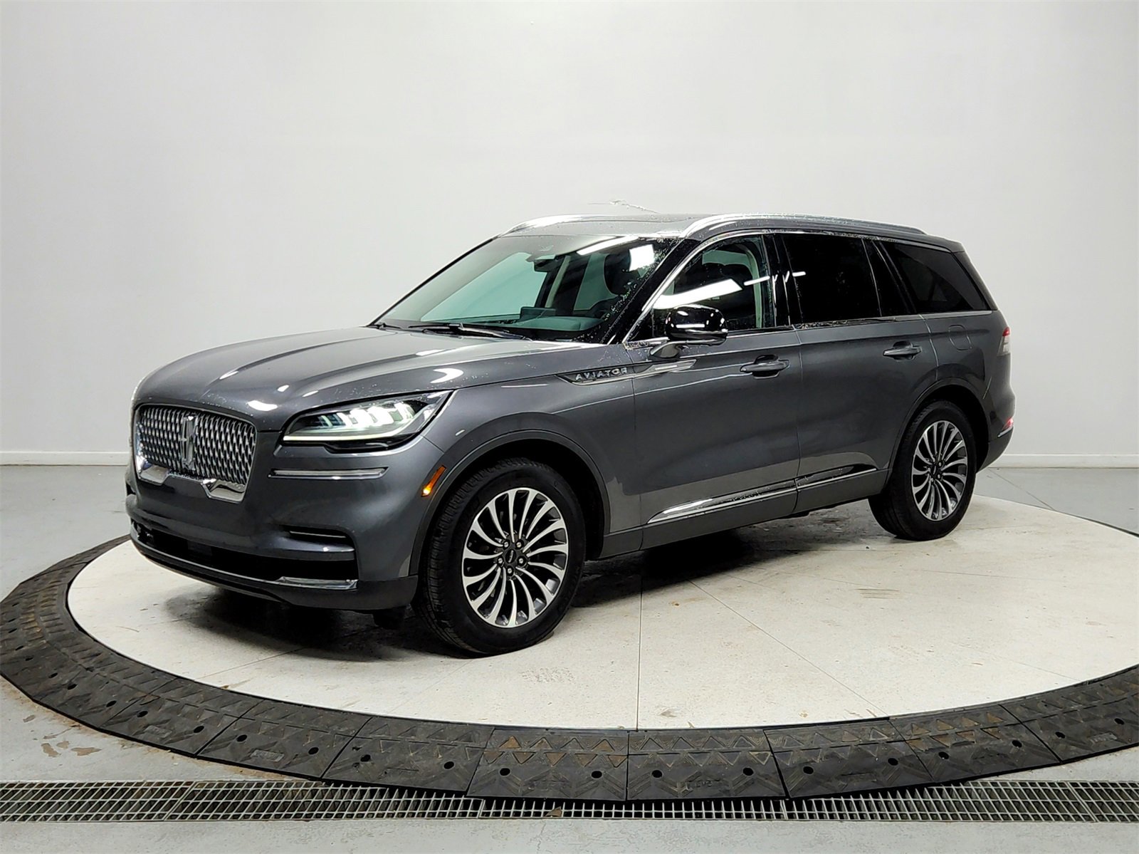 Used 2023 Lincoln Aviator Reserve image 3