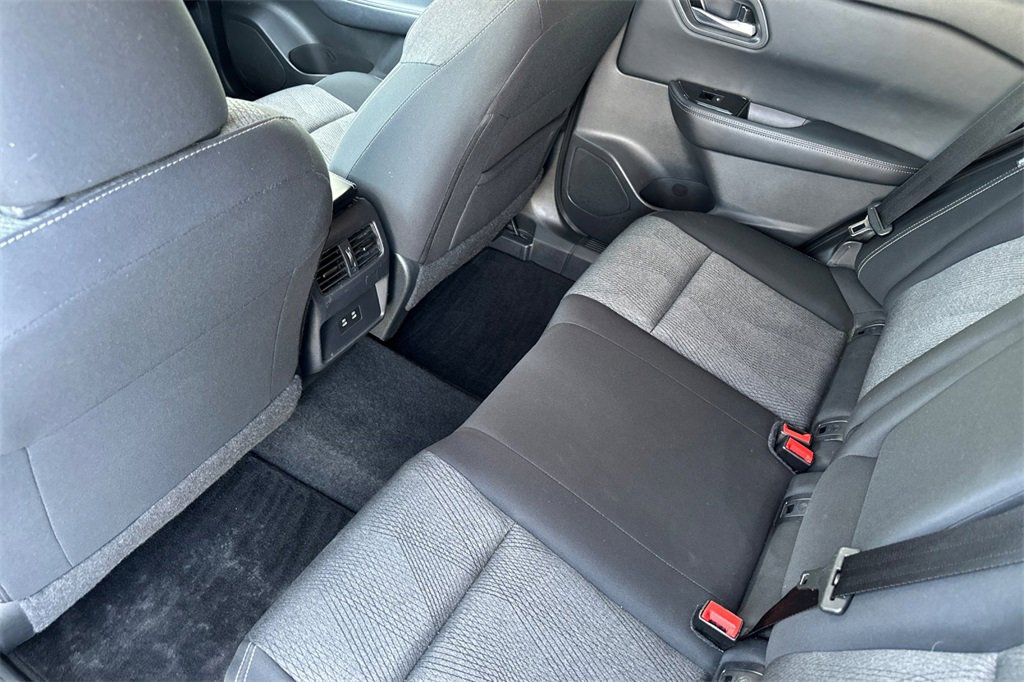 Used 2025 Nissan Rogue SV image 13