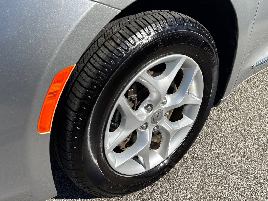 Used 2017 Chrysler Pacifica Touring-L w/ Tire & Wheel Group FWD image 49