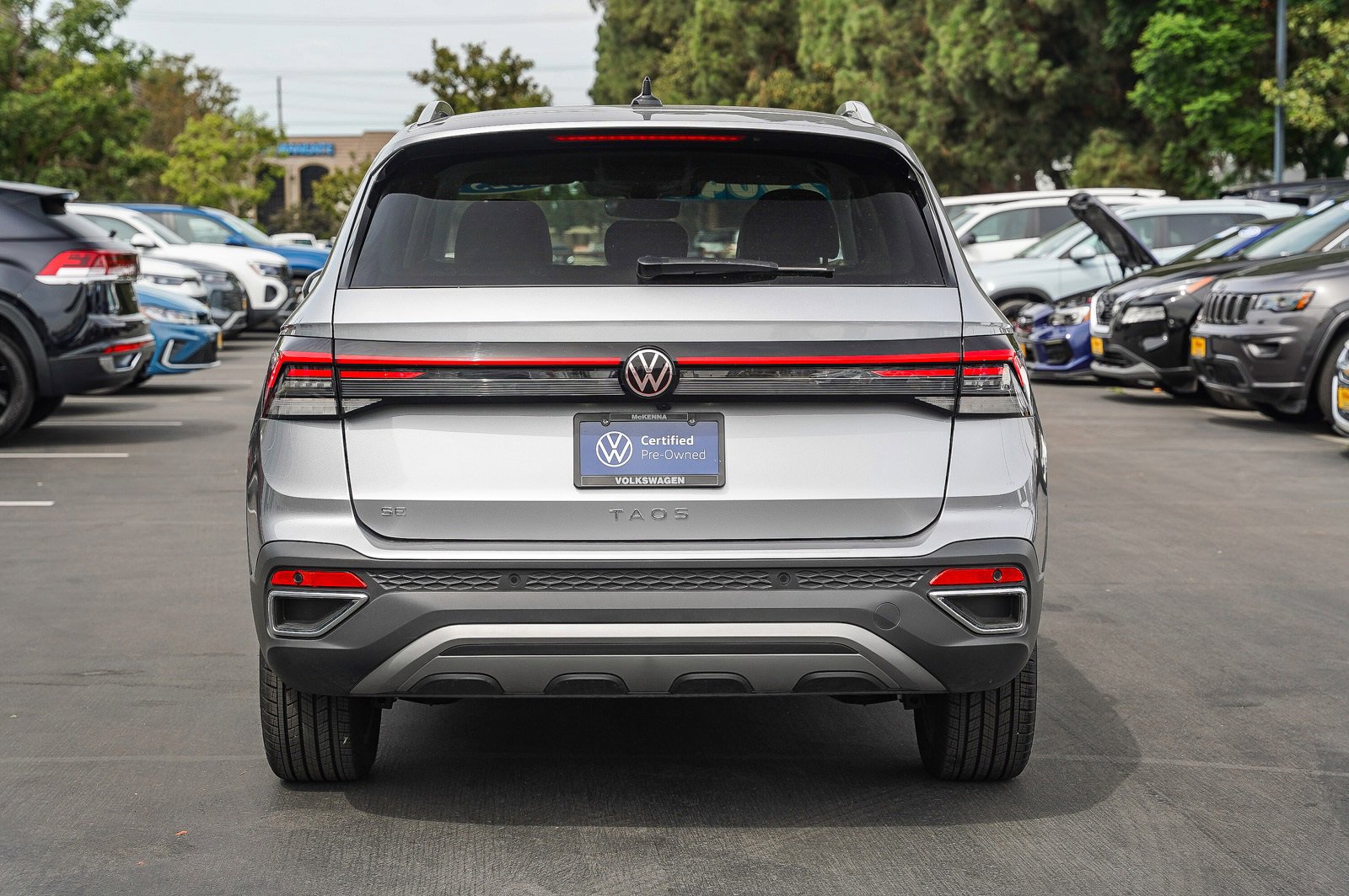 Certified 2025 Volkswagen Taos SE image 10