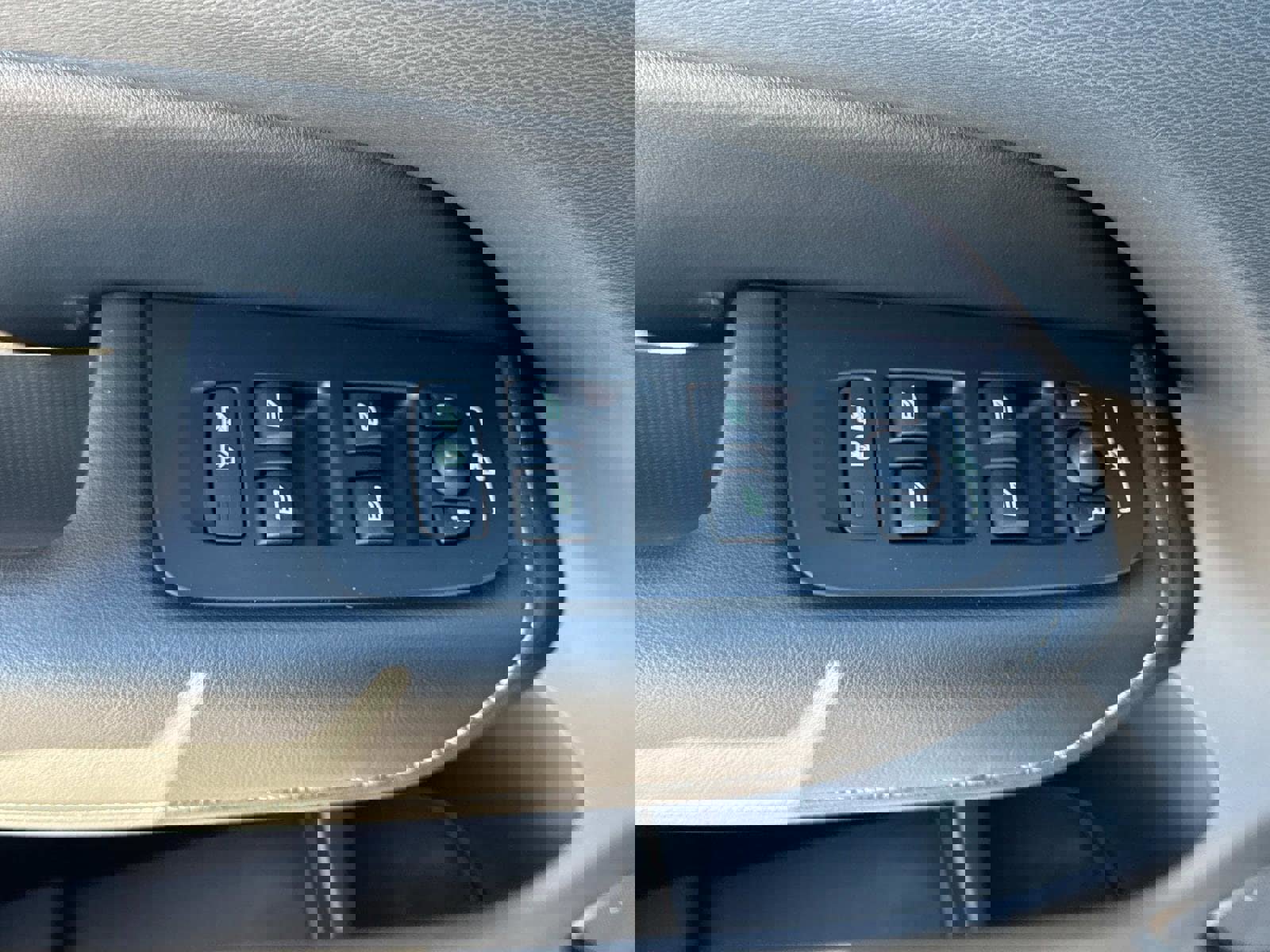 Certified 2023 Volvo XC60 T8 Ultimate w/ Climate Package image 17