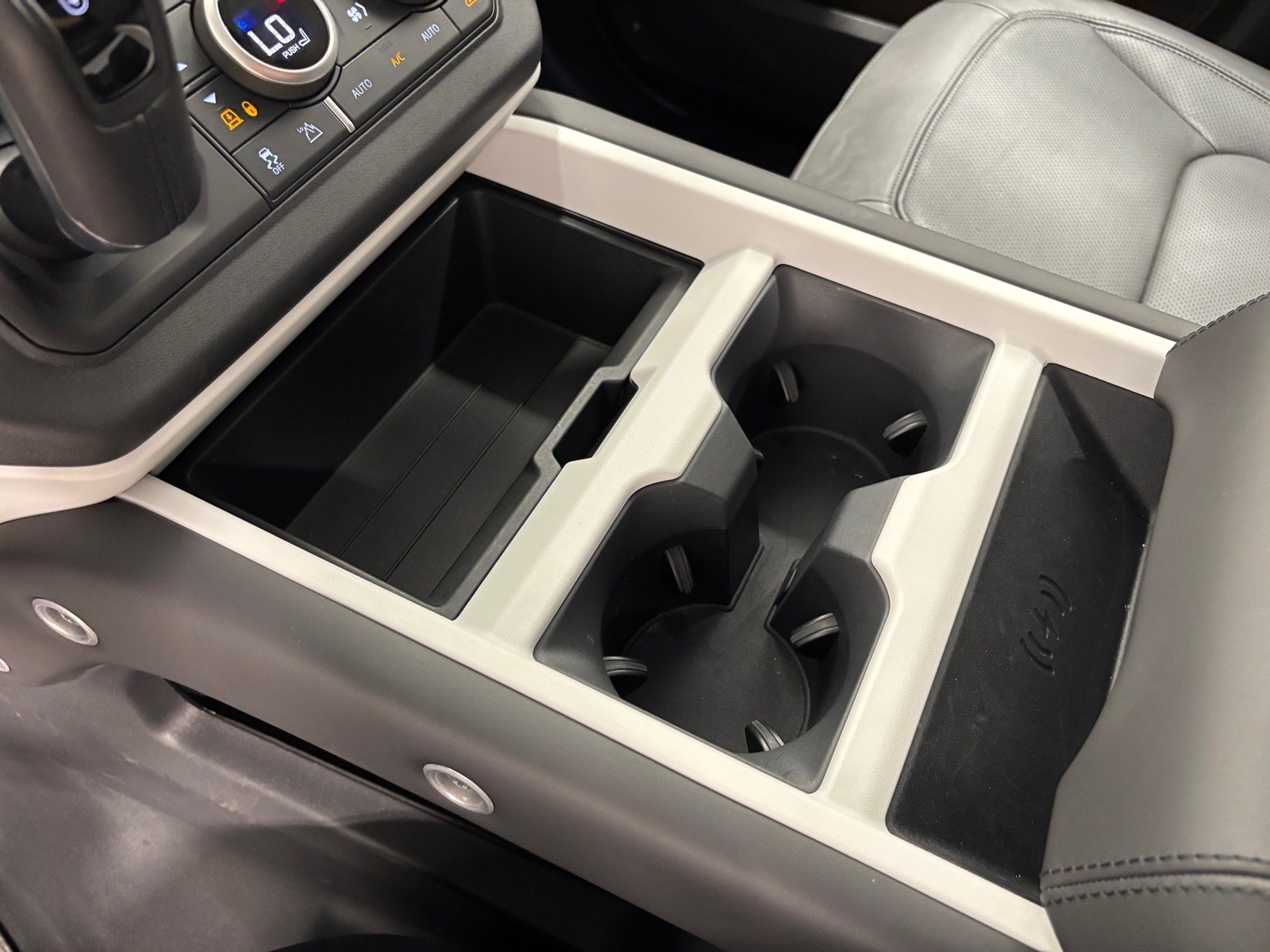 New 2025 Land Rover Defender 130 X-Dynamic SE AWD/4WD image 14