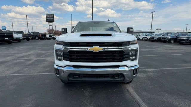 Used 2024 Chevrolet Silverado 2500 LT AWD/4WD image 3