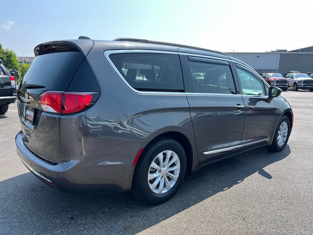 Used 2017 Chrysler Pacifica Touring-L FWD image 8