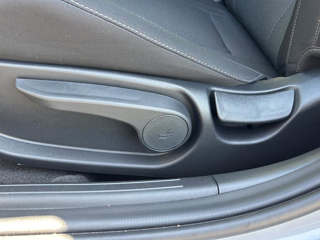 Used 2025 Hyundai Elantra SE FWD image 19