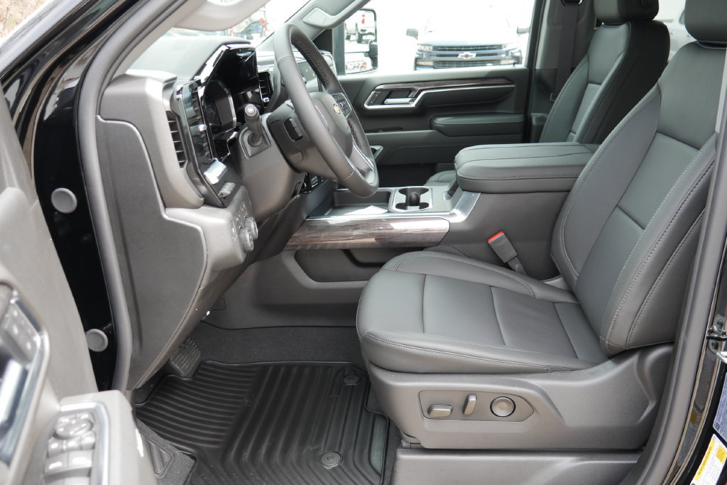 New 2026 Chevrolet Silverado 2500 LTZ w/ LTZ Premium Package AWD/4WD image 11