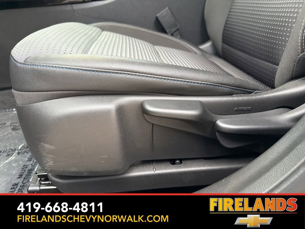 Used 2025 Chevrolet Trax LT w/ LT Convenience Package image 18