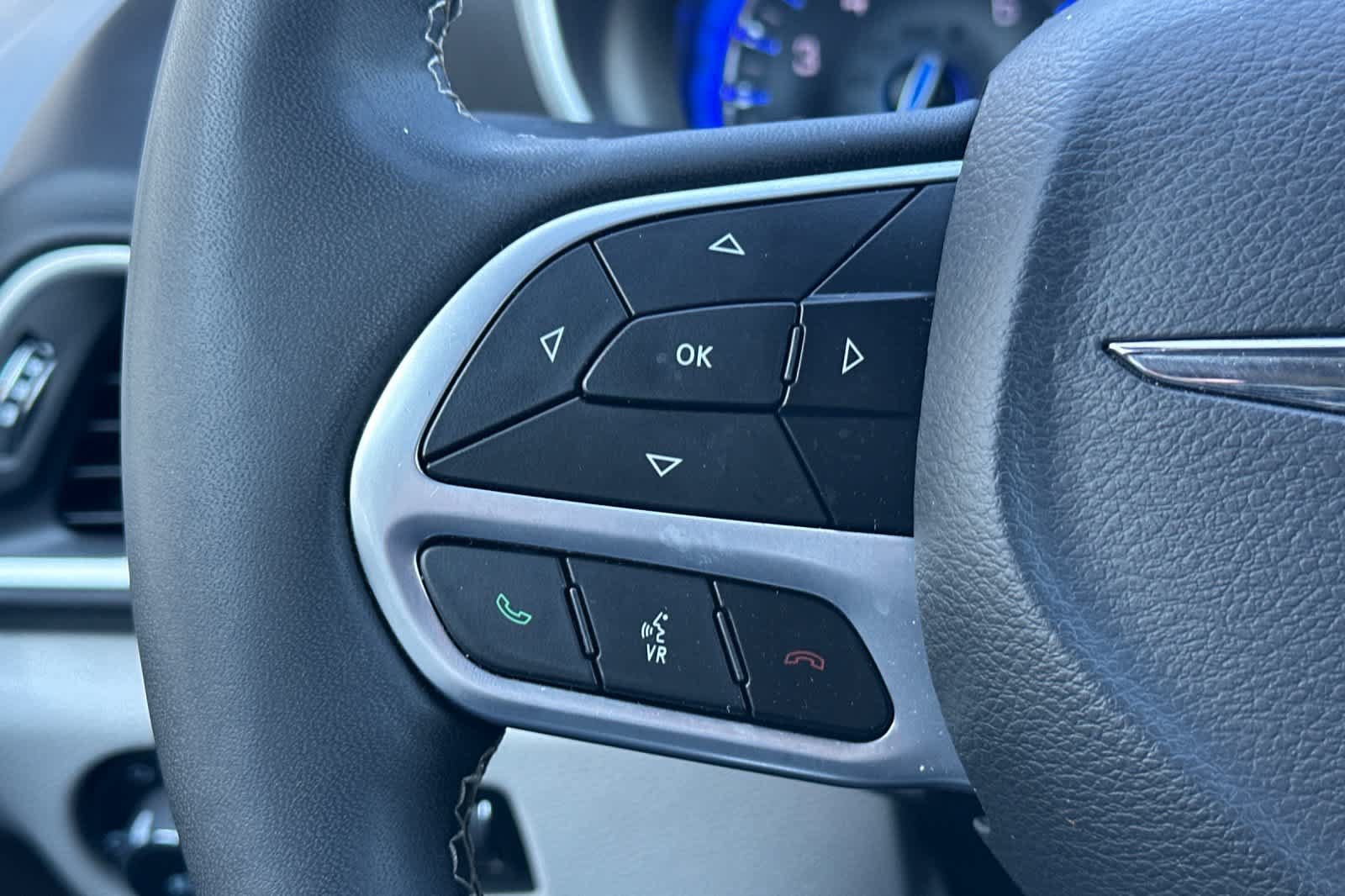 Used 2024 Chrysler Pacifica Touring-L FWD image 27