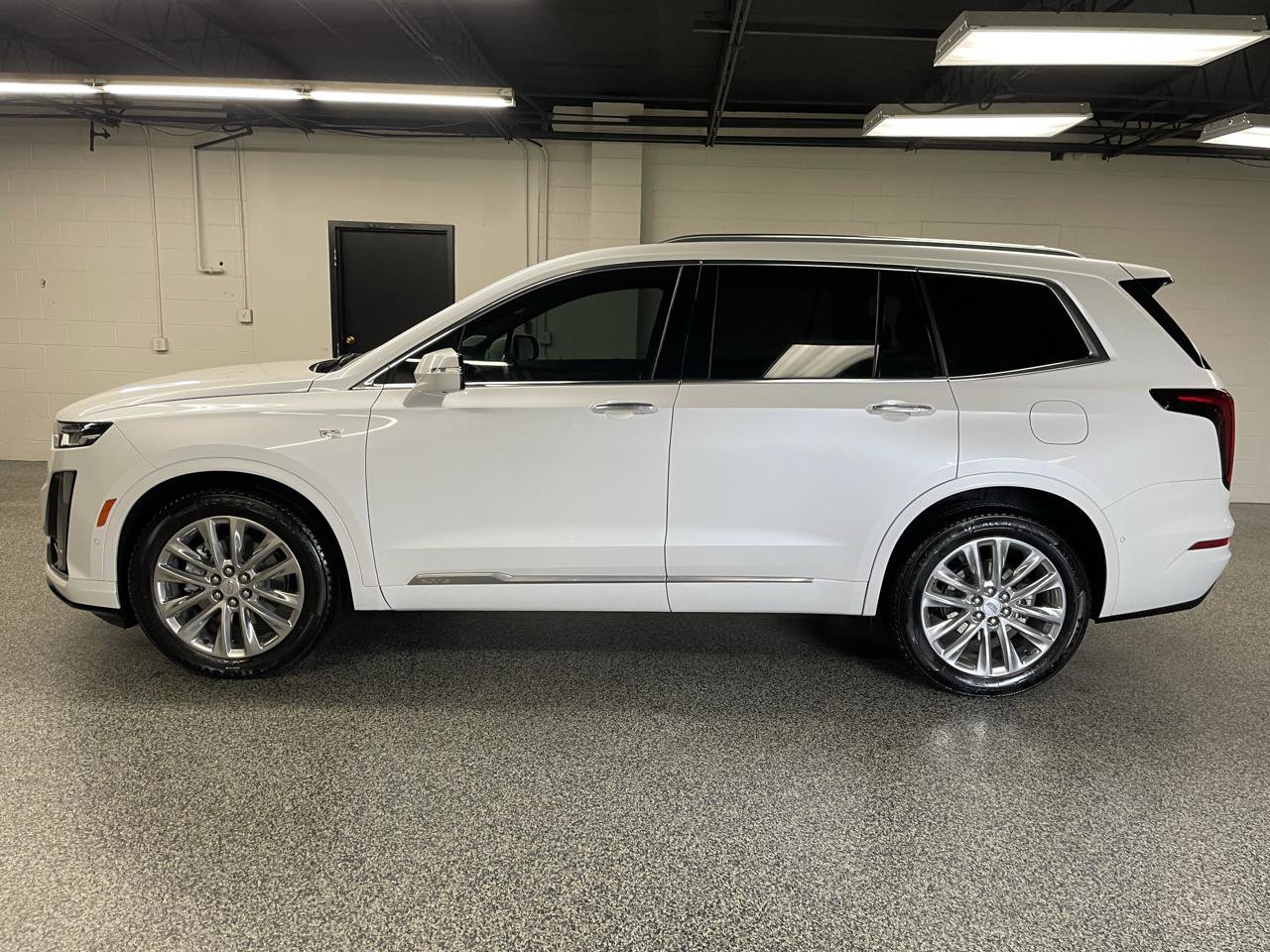 Used 2025 Cadillac XT6 Premium Luxury w/ Technology Package FWD image 8